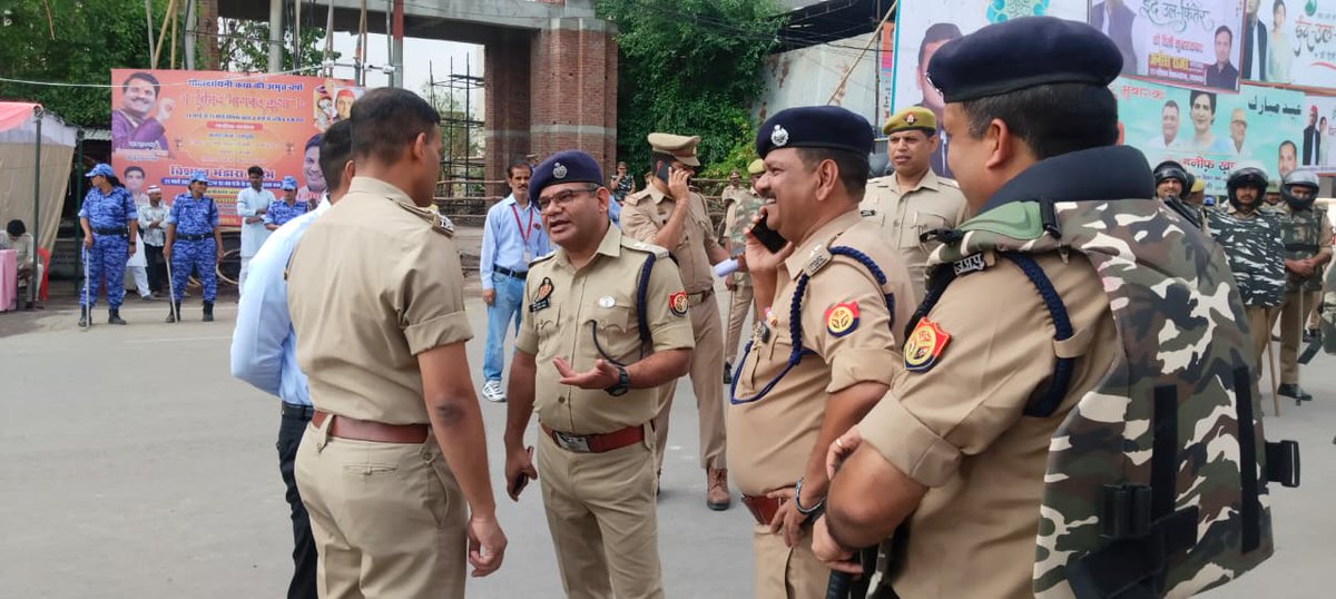 lkopolice's tweet photo. .@LkoCp के निर्देशन में ईद-उल-फितर पर्व की सुरक्षा एवं कानून व्यवस्था के दृष्टिगत @LoJcp व #DMLucknow द्वारा ऐशबाग ईदगाह स्थल का भ्रमण कर लिया जा रहा सुरक्षा व्यवस्था का जायजा।
सीसीटीवी व ड्रोन के माध्यम से निरन्तर रखी जा रही है सतर्क दृष्टि।
#Lkopolice_On_Duty
@Uppolice https://t.co/AxZwepRVDd