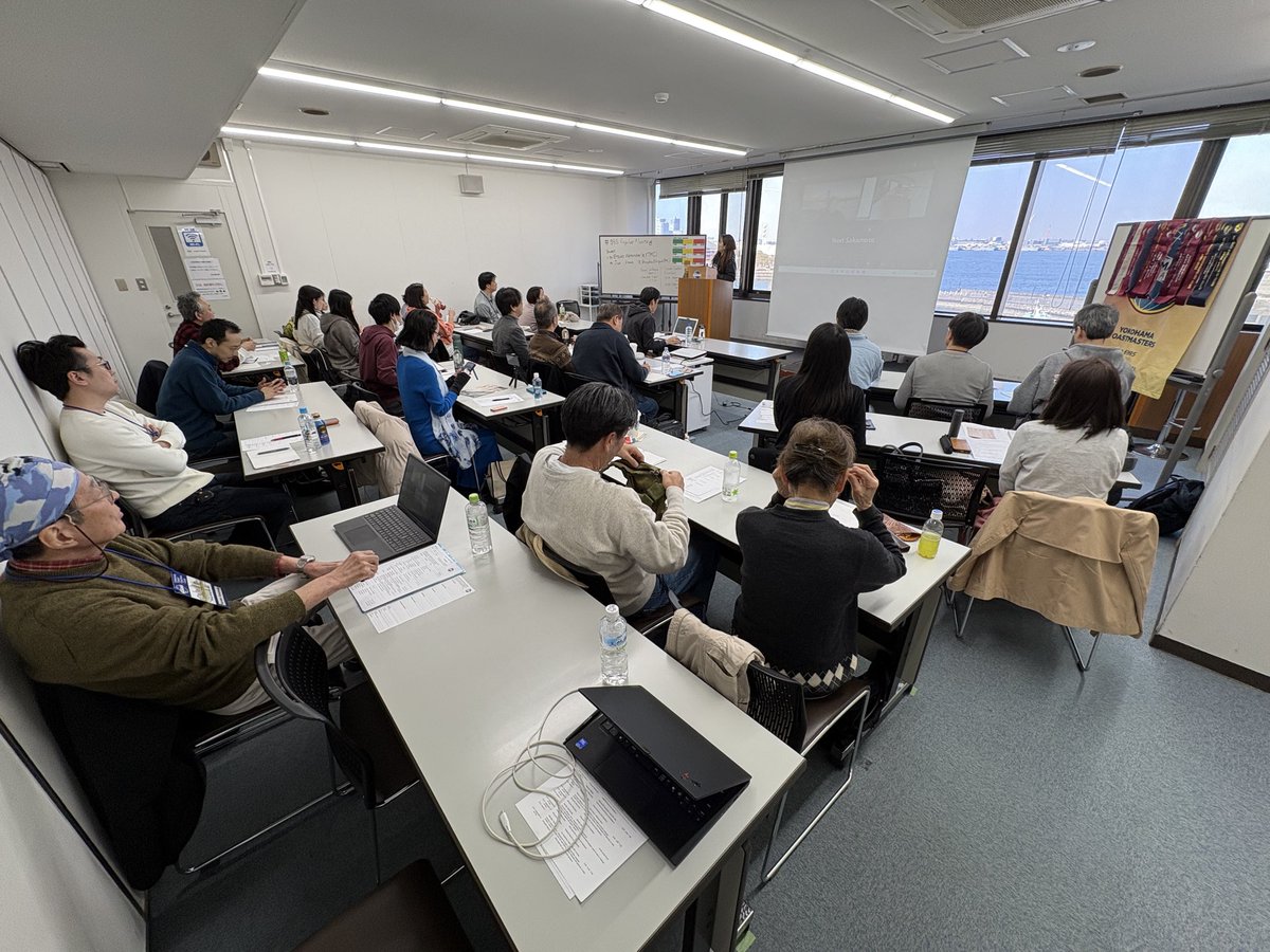 今日も横浜港がキレイに見える会議室でミーティングです。ゲストの方が2名いらっしゃりほぼ満席です！
もっと広い会議室が必要かな。。。