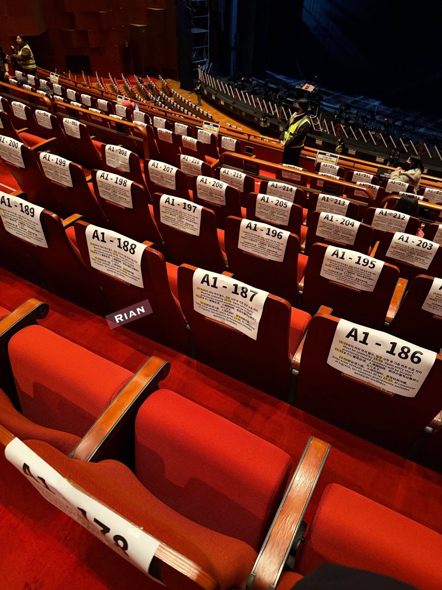 rockstarstae's tweet photo. bangtan nyewa theater sebagai ruang tunggu ARMY yg dtg ke Konser Gwanghwamun🥺😭 https://t.co/jPK7rq2x4S