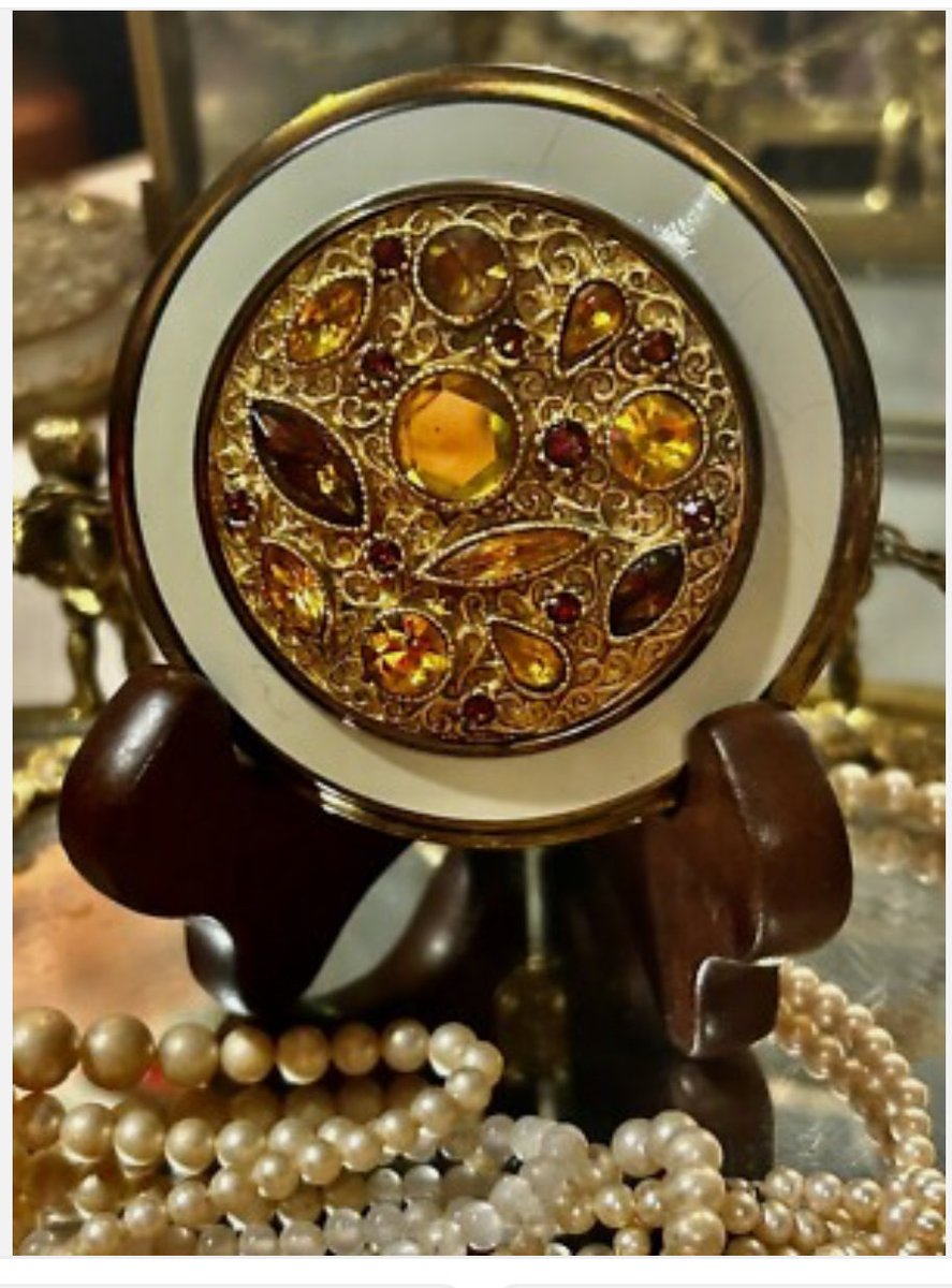DARLINGXXDARLA's tweet photo. #vintagecompact #jeweledcompact #vanitycompact #midcenturyvanity #rhinestonecompact #vintageglam #powdercompact #Vintage 1950 Mascot Topaz Rhinestones Powder Compact Makeup Case Rare Collection https://t.co/BGfZf0bqcT #eBay via @eBay https://t.co/ngVn9Yvc93