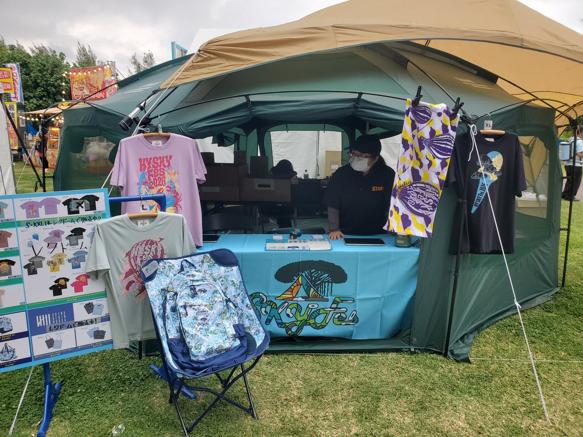 HY_SKYFes's tweet photo. 📣2026.3.21 DAY2
HY SKY Fes 2026 &amp; Special Night🏕️
📍沖縄県総合運動公園 多目的広場

会場フードエリア内、ゴミステーション隣場内販売テントにてグッズ販売やってます!

ぜひチェックしてください! https://t.co/R1K9LWdxxj