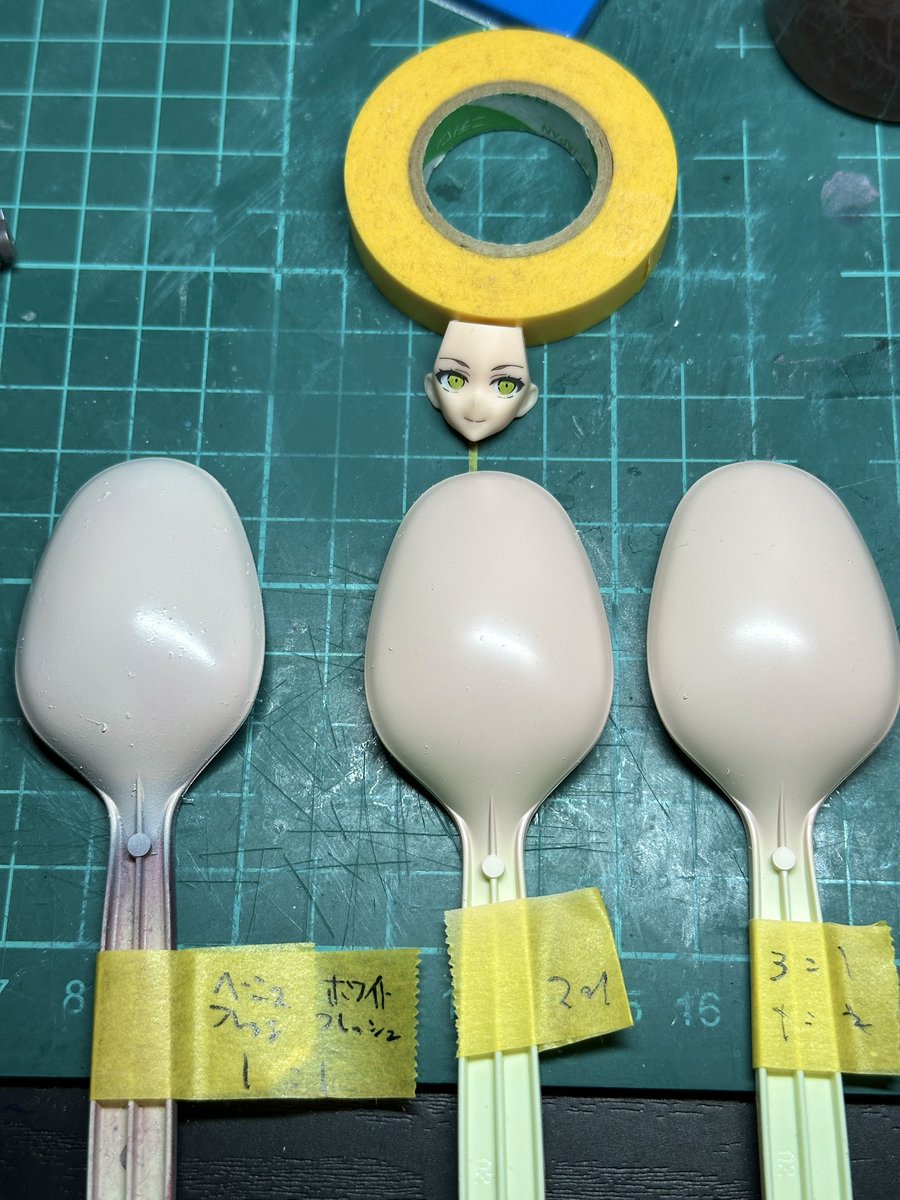 肌塗装をしたい→フェイスパーツはデカールがないから塗装したくない→じゃあ近い色を調色してみようの図
肉眼で1番近いのは右だけどこれベースフレッシュオンリーが1番正解に近いかもしらんね