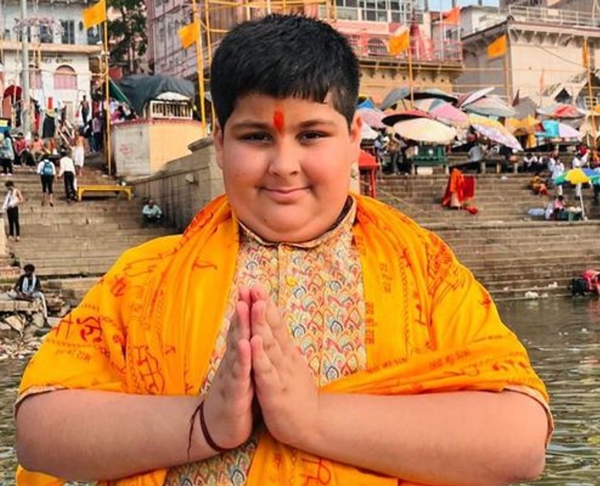 Digital_Sambhal's tweet photo. “सोशल मीडिया की दुनिया में स्टार बनना आसान है… टिके रहना मुश्किल!”

ये हैं अभिनव अरोरा,
जो “राधे-राधे” बोलकर बहुत कम समय में वायरल हो गए थे।

लक्जरी गाड़ियों में घूमना, लाइफस्टाइल दिखाना—सब कुछ तेजी से बदल गया।
लेकिन अब कहानी बदलती दिख रही है…
क्योंकि सोशल मीडिया पर अब उनसे भी छोटी उम्र की एक नई लड़की उसी अंदाज में लोगों का दिल जीत रही है।

👉 सच क्या है?
सोशल मीडिया में पब्लिक बहुत जल्दी आपको ऊपर उठाती है,
और उतनी ही जल्दी भूल भी जाती है।

अगर आप समय के साथ खुद को नहीं बदलते,
तो नई चेहरे आपको पीछे छोड़ देते हैं।
यह सिर्फ अभिनव अरोरा की कहानी नहीं,
यह हर उस इंसान की कहानी है जो वायरल तो हो जाता है,
लेकिन खुद को समय के साथ अपडेट नहीं कर पाता।