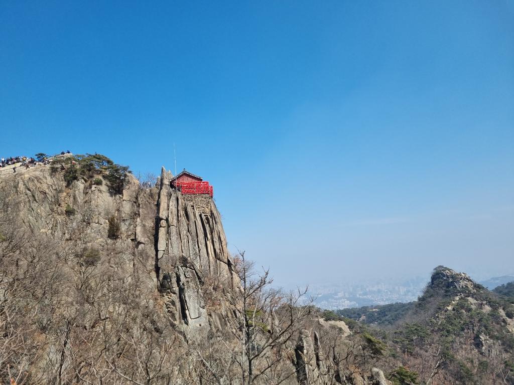 jsk4002's tweet photo. 관악산
#bac100대명산 #관악산 #관악산연주대 https://t.co/4JUNJ7yXDV