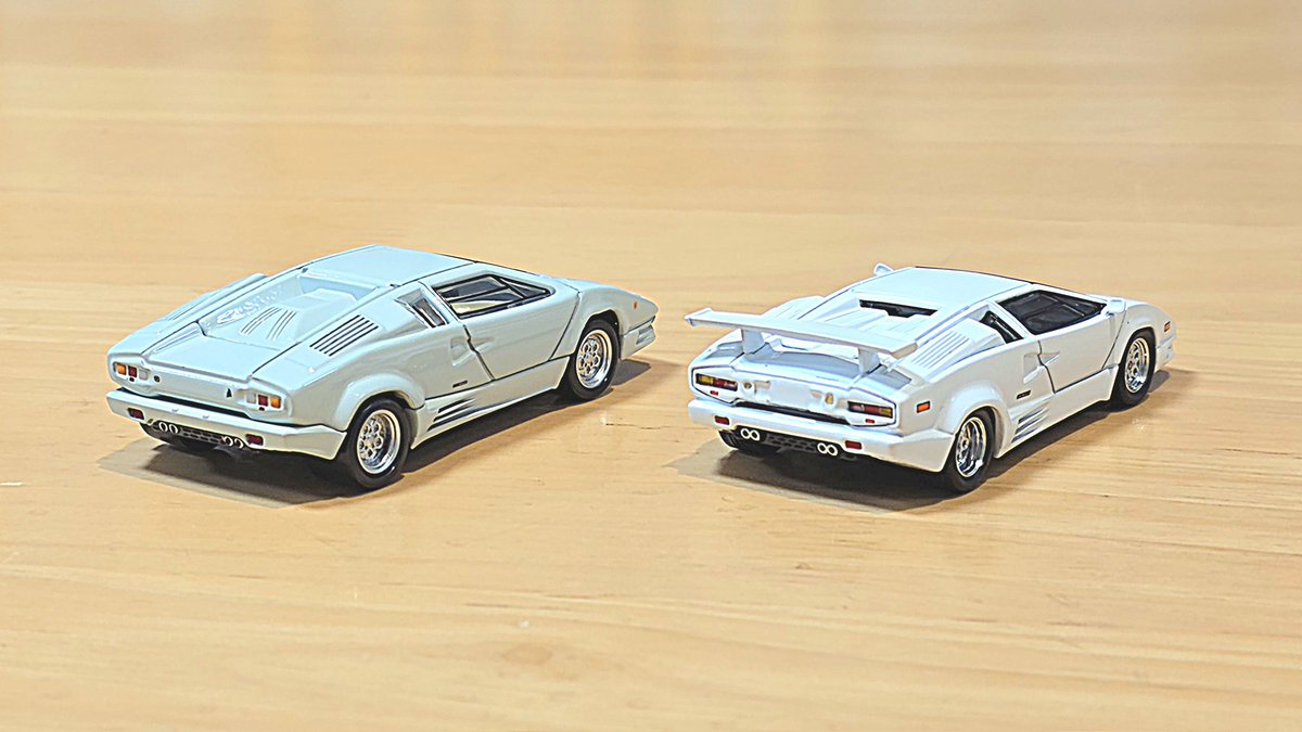 Nb_Koh's tweet photo. ランボルギーニ・カウンタック25thアニバーサリー。左がトミカプレミアム、右がMini-GT。僕にはもはやカウンタックのモデルは理解が及ばない。1つとして同じ仕様の個体は無いんじゃないかとすら思う。同じ名前でもボンネットのスリットとか違うし。ミニカーとしては鋳物の細やかさがどちらも見所です https://t.co/l5UYQC8zKC