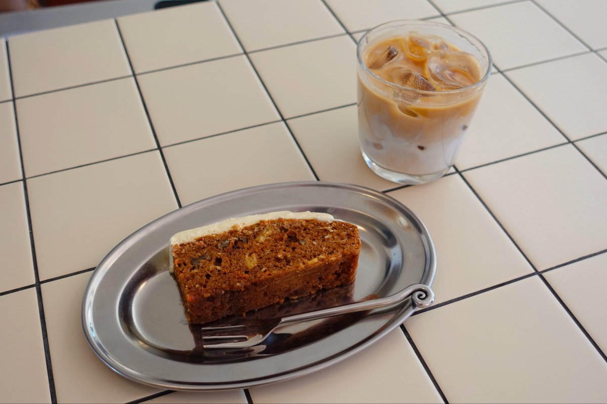 hata_____boy's tweet photo. 下高井戸に先日オープンしたカフェに人懐っこいワンコがいると聞いて行ってみた
カウンターに座ってたらずっと足元でモゾモゾしてて幸 https://t.co/Sml4gm7wew