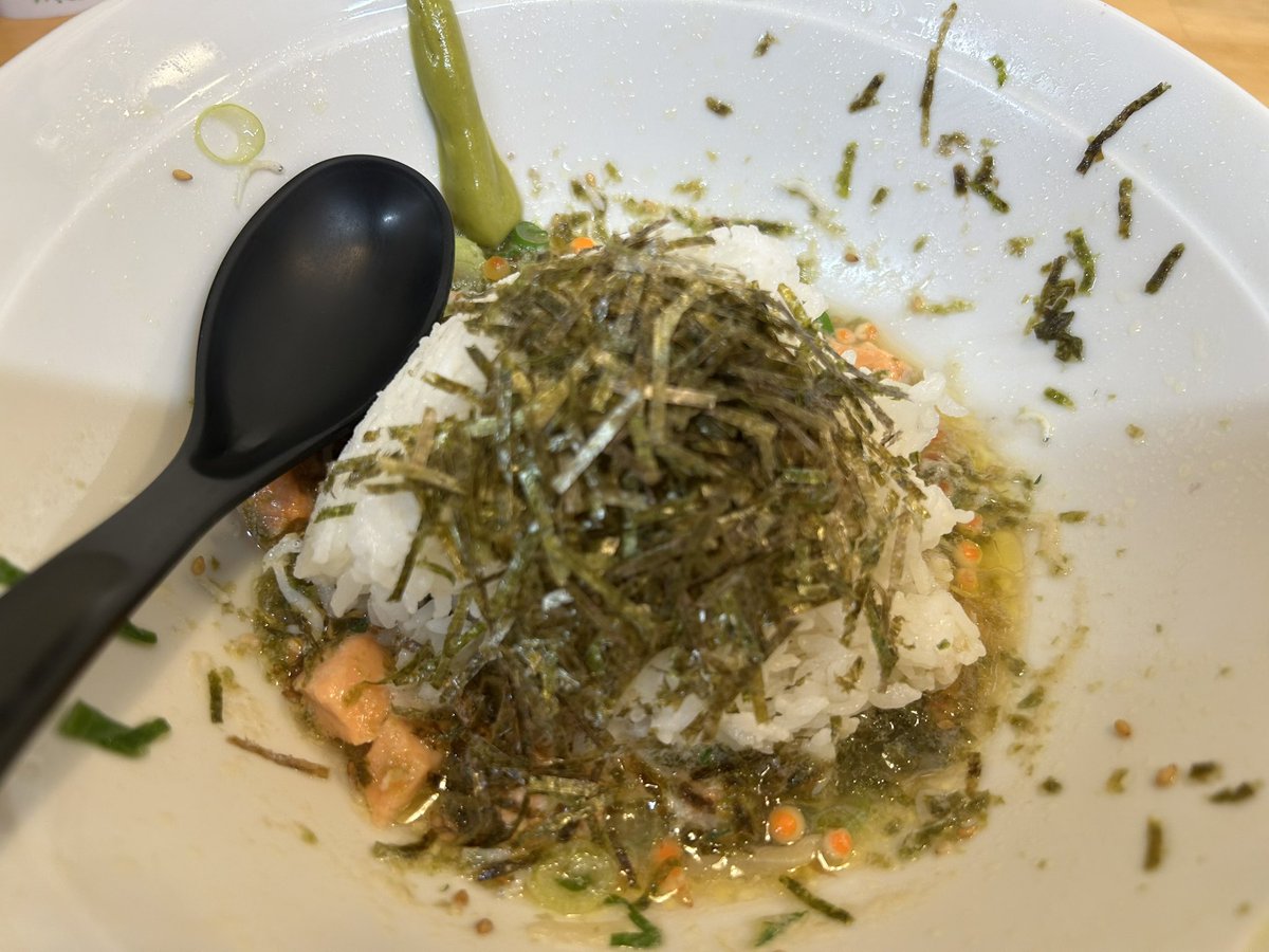 pig6699's tweet photo. RAMEN STAND@熊谷市広瀬
限定 サーモンいくらまぜそば🍜特盛り、麺カタ、わさび飯🍚🐷
麺もサーモンいくらの組合せも最高、美味っ👍
わさび飯って言ったんだけど、わさび茶漬けの要領で温められちゃった😅
完食🙏
#RAMENSTAND #まぜそば #熊谷市 https://t.co/kj3KCG83E7