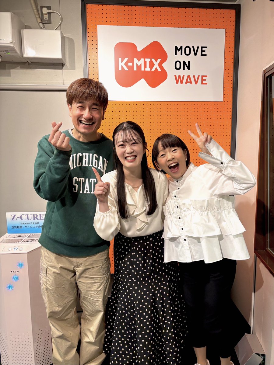 SuzukiManami_51's tweet image. 本日もありがとうございました🚚

そしてEDにて発表しましたが、来週の放送をもって #らじコン を卒業することになりました。入社1年目から関わってきた、このお二人と、来週でお別れだと思うと寂しすぎるんですが...🥲

放送は続きますので、安心してください！
まずは来週、遊びに来てね📻

#KMIX