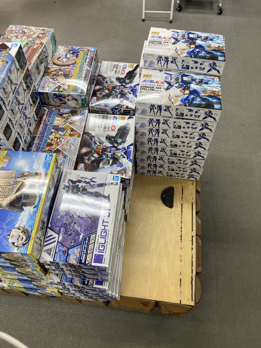 そういえば放送当時って今と違ってAGE系のガンプラは投げ売りされる