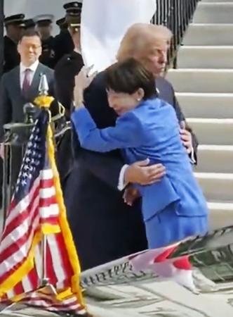 nh3aibrS1cwuaks's tweet photo. まさか日本の首相がアメリカ大統領に抱き着くなんて、7世代のご先祖様も泣いてると思います。 https://t.co/rvAhSaQVLm