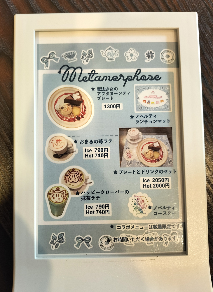 report7134's tweet photo. とっても可愛いコラボメニューも堪能(ラテは迷わず2種注文)
maiちゃんとおまるを崩してしまうのが勿体無く……でも混ぜないと底の方が甘いので泣く泣く混ぜるというそんな悩ましいラテでした。 https://t.co/JTjGmfzKLH