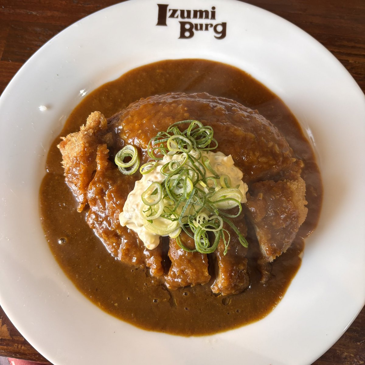 neene3's tweet photo. 今日はいずみバーグさんでタルタルチキンカツカリーを頂きました。
鶏もものカツに卵多めのタルタル乗ってます。
美味い。米とカレーのバランス絶妙。美味い！
#チキンカツカレー
#カツカレー
#カレー
#欧風カレー https://t.co/dQXdgotKA1