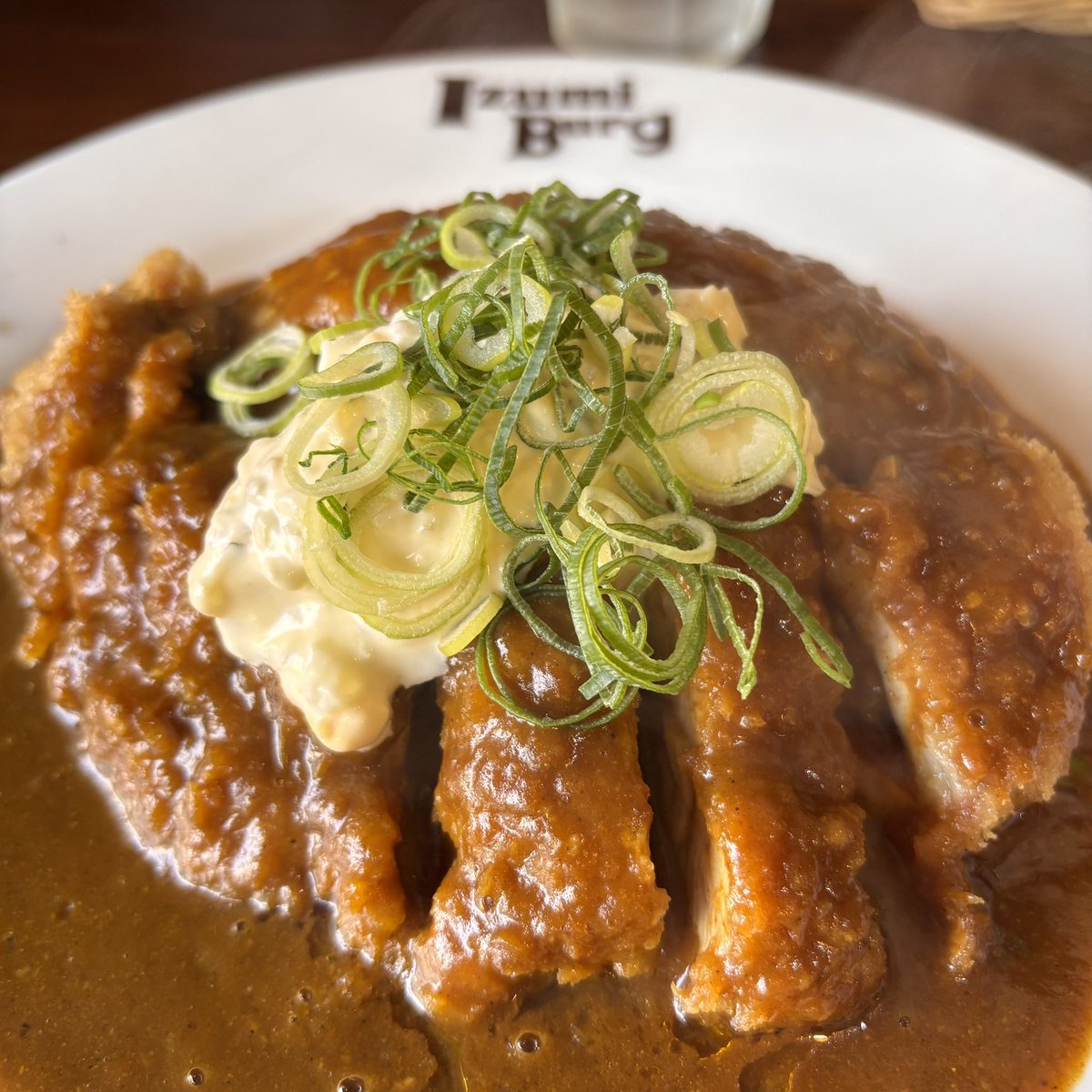 neene3's tweet photo. 今日はいずみバーグさんでタルタルチキンカツカリーを頂きました。
鶏もものカツに卵多めのタルタル乗ってます。
美味い。米とカレーのバランス絶妙。美味い！
#チキンカツカレー
#カツカレー
#カレー
#欧風カレー https://t.co/dQXdgotKA1