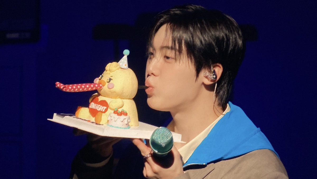 HOW CUTEEE sanha’s bday cake had an actual party blower in it that he could actually blow into 🥳

HAPPY BIRTHDAY SANHA 🐥🎂

#윤산하 #SANiGHT
#영원을_약속해_산하야_생일축하해