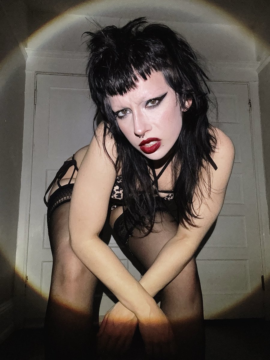 guess who’s back😈