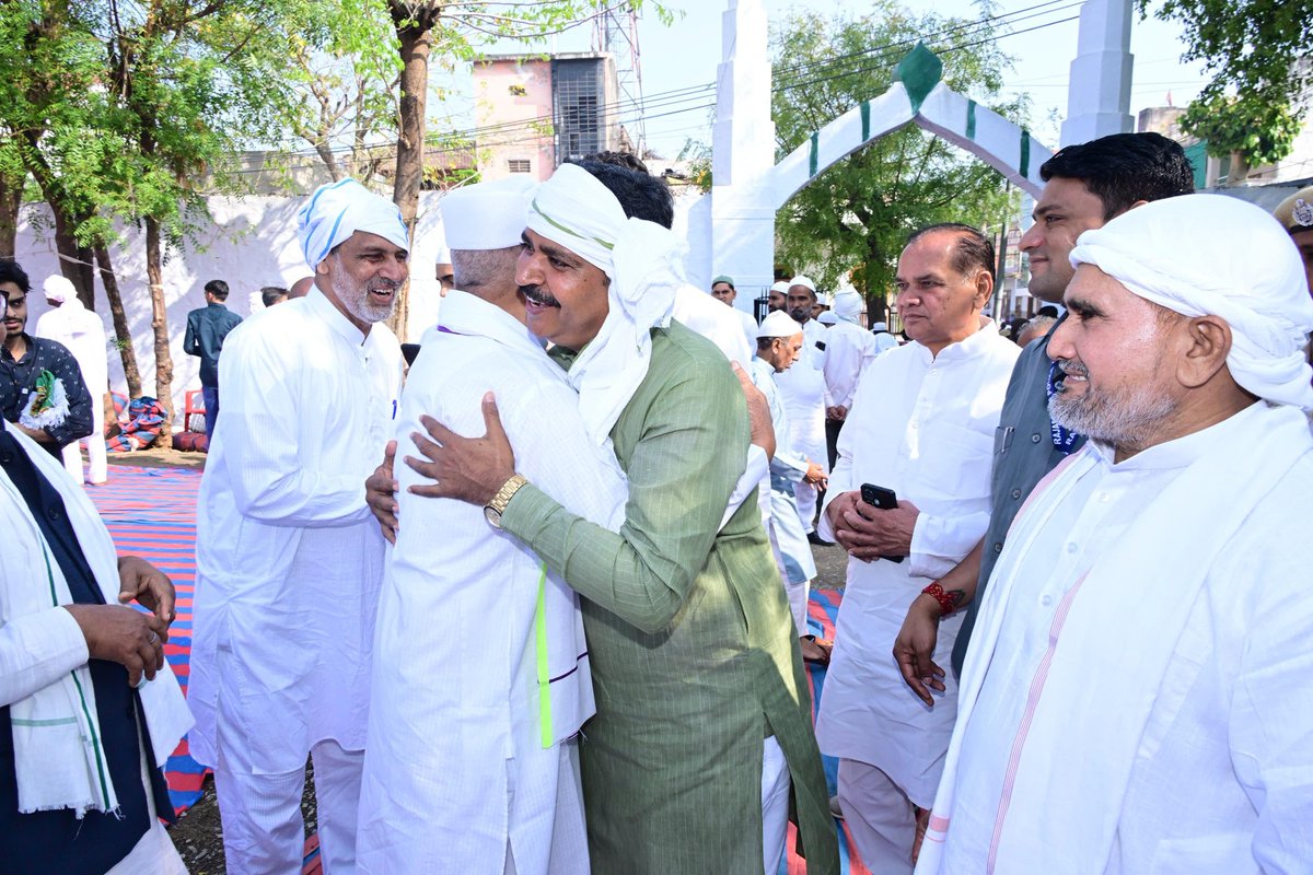 TikaRamJullyINC's tweet photo. ईदगाह, नयाबास और दाउदपुर मदरसा में सभी भाइयों ईद मुबारक।

यह मुबारक दिन आप सभी के जीवन में खुशियाँ, अमन, भाईचारा और बरकत लेकर आए। आपसी प्रेम और सौहार्द की यह भावना सदैव बनी रहे, यही कामना है।

ईद मुबारक! 🌙🤲 https://t.co/HwZyoG8eSX