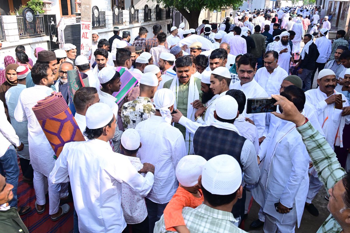TikaRamJullyINC's tweet photo. ईदगाह, नयाबास और दाउदपुर मदरसा में सभी भाइयों ईद मुबारक।

यह मुबारक दिन आप सभी के जीवन में खुशियाँ, अमन, भाईचारा और बरकत लेकर आए। आपसी प्रेम और सौहार्द की यह भावना सदैव बनी रहे, यही कामना है।

ईद मुबारक! 🌙🤲 https://t.co/HwZyoG8eSX