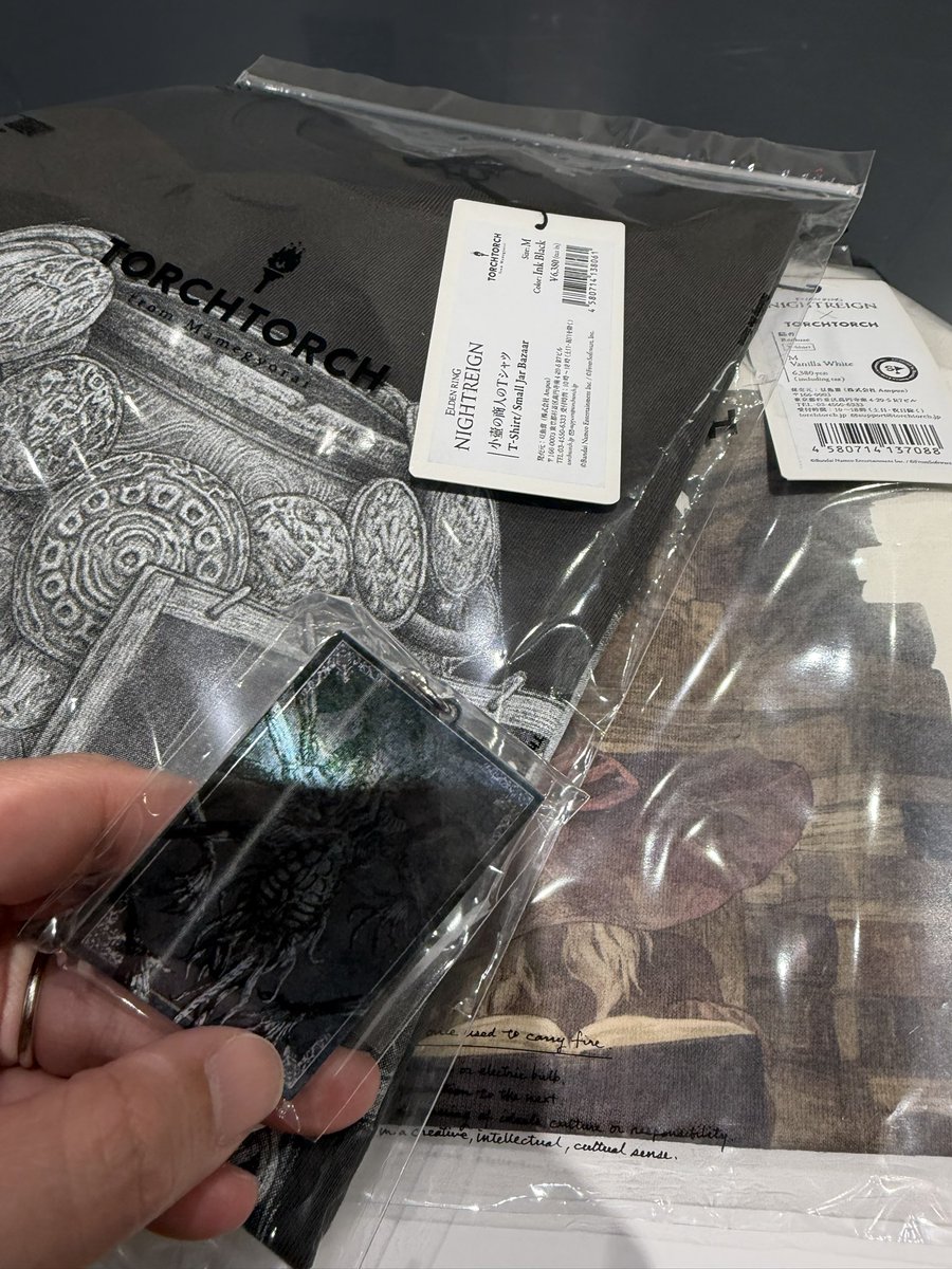 久しぶりに心斎橋で買い物。小壺の商人のTシャツ、色味が最高だったのでインクブラックを購入。隠者はバニラホワイト。