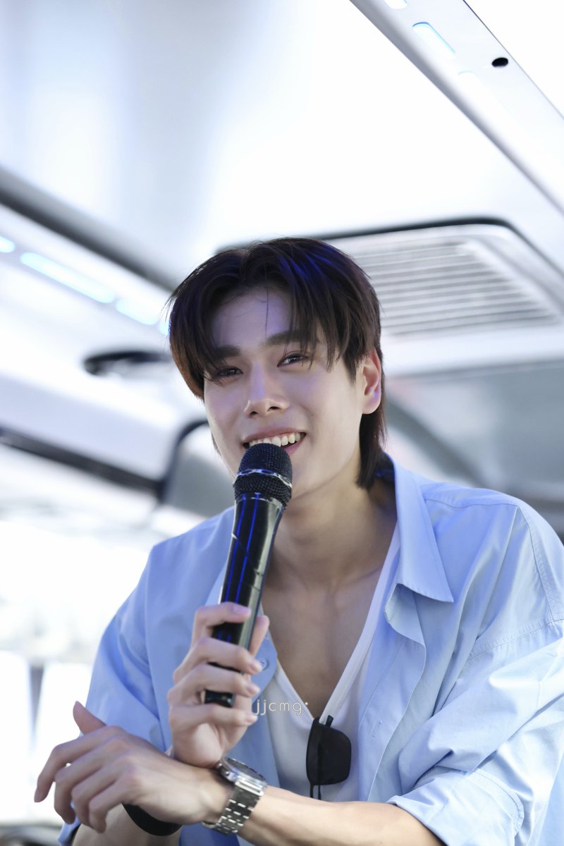 หัวหน้าทัวร์เจื้อยแจ้วมาก 
บอกว่าหลังจากงานนี้จะไปเที่ยวญี่ปุ่นกับเพื่อนๆค้าบ

MAMI TRIP WITH PHUWIN
#MamixPhuwinKhaoyai