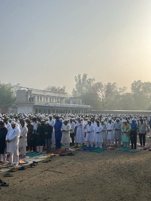 LukmanRza's tweet photo. दिल्ली के उत्तम नगर मे मुसलमानो ने ईद उल फ़ित्र मनाई , उत्तम नगर के मुसलमानो ने बिना डरे ईदगाह मे नमाज अदा की ,

दिल्ली पुलिस का हम तहे दिल से शुक्रिया अदा करते है , दिल्ली पुलिस ने पूरी मुस्तैदी से उत्तमनगर मे सुरक्षा को अंजाम दिया , https://t.co/q4rKoMndhH
