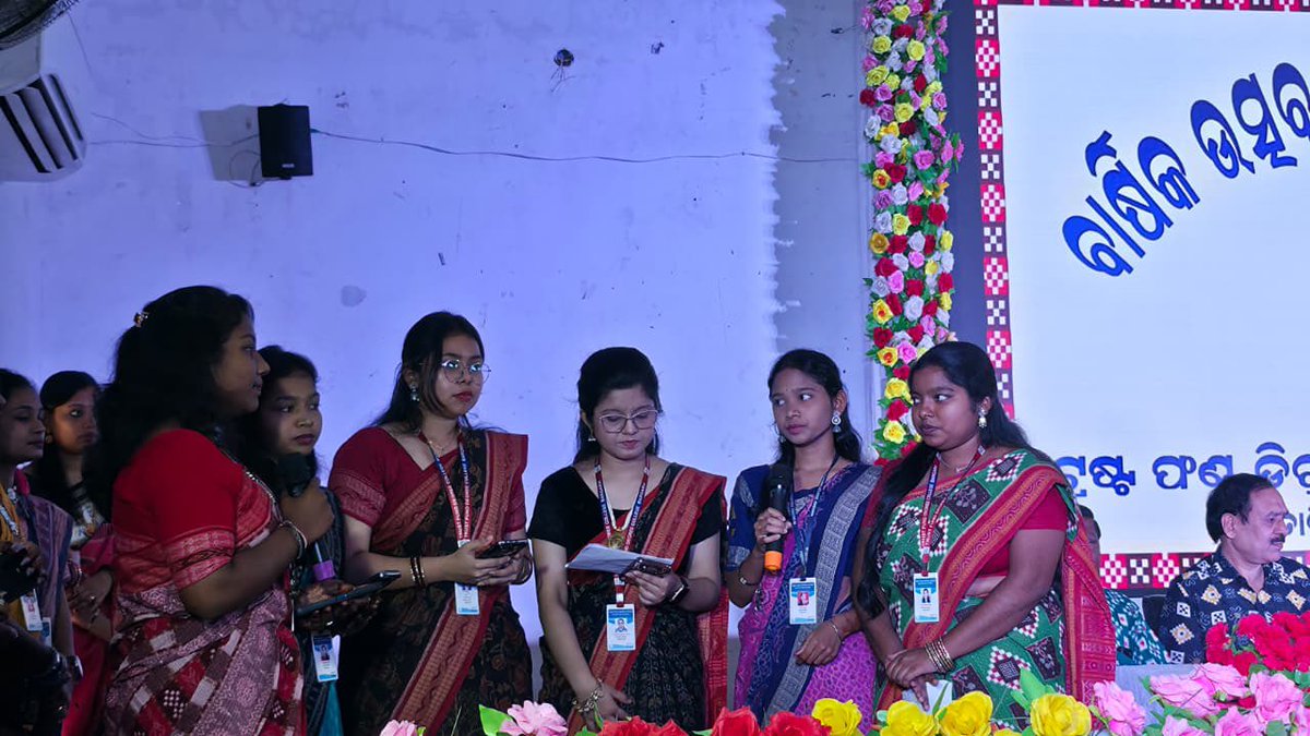 ashwiniksarangi's tweet photo. ସ୍ଥାନୀୟ ଟାଉନ୍‌ ହଲ୍‌ ଠାରେ ଆୟୋଜିତ ବରଗଡ଼ର ଟ୍ରଷ୍ଟ ଫଣ୍ଡ୍‌ ମହାବିଦ୍ଯାଳୟର ବାର୍ଷିକ ଉତ୍ସବରେ ମୁଖ୍ଯ ଅତିଥି ଭାବରେ ଯୋଗଦାନ କରି ଛାତ୍ରଛାତ୍ରୀମାନଙ୍କୁ ଉତ୍ସାହିତ କଲି।

#AnnualFunction #TrustFundCollege #Bargarh #Odisha https://t.co/YsS8HyOov5