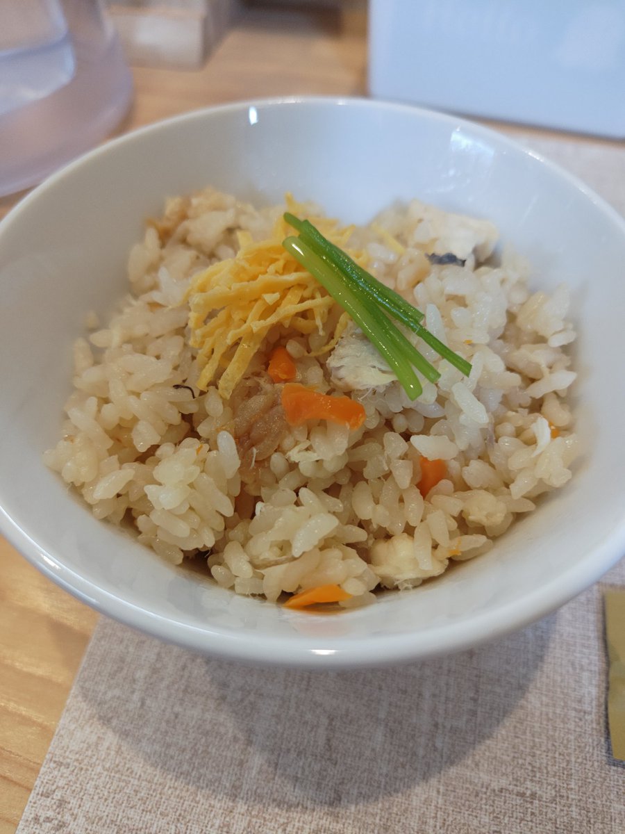 ktaro_o's tweet photo. 本日のお昼は今治市　Taikouさんの鯛出汁ラーメン＋鯛飯です。

ラーメンは潮を感じますね😅
好き嫌いがはっきり分かれそうな感じです。

鯛飯は炊き込みタイプの北条（松山）鯛飯てす。

ごちそうさまでした〜🍜

＃愛媛グルメ　＃鯛ラーメン　＃鯛飯　＃ラーメン　＃Taikou https://t.co/tsq2oM6BtH