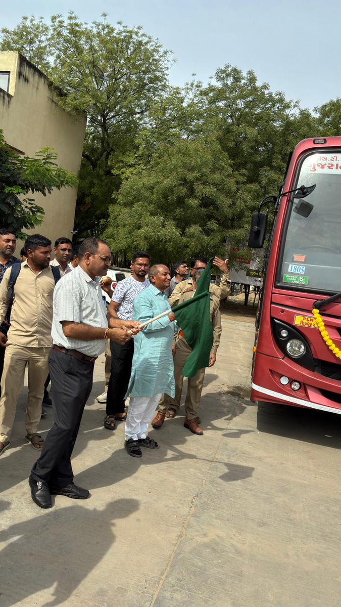 dm_diyodar's tweet photo. આજ રોજ તા21/3/2026 ના રોજ દિયોદર ના માન. ધારાસભ્ય શ્રી કેશાજી ચૌહાણ  દિયોદર ડેપો ખાતે નવીન આવેલ ગુર્જરનગરી વાહનો બાડમેર, ભીનમાલ તેમજ અમદાવાદ રૂટ ઉપર મુસાફર જનતાની સેવામાં લોકાર્પણ કરવામાં આવેલ. જેમાં દિયોદર ડેપો મેનેજર આર એમ મેવાડા સાહેબ તેમજ ડ્રાયવર,કંડકટર, મિકેનિક, હાજર રહેલ https://t.co/WxitKQnGQJ