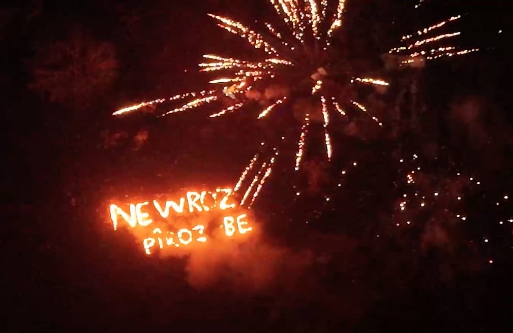 Seyfurrahmn's tweet photo. Newroz pîroz be! Bila ev sala nû bibe sedema aştî, azadî û biratiyê. 🔥
Nevruz kutlu olsun! Bu yeni yıl barışa, özgürlüğe ve kardeşliğe vesile olsun. 🌸
Seyfullah
#Rojbaş
#Ronahi
#Şemamok ❤️🌷 https://t.co/CBsW7aBDvj