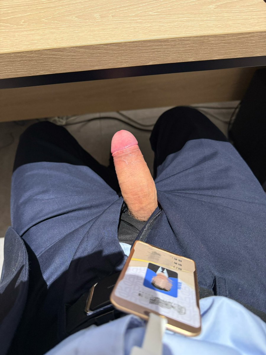 ckyyet's tweet photo. 上班期间摸男同事的头居然给自己鸡巴摸硬了，涨的难受趁他没发现赶紧把鸡巴掏出来透透气
#暴露 #正装 #鸡巴 #1S https://t.co/nT2WJYIJId