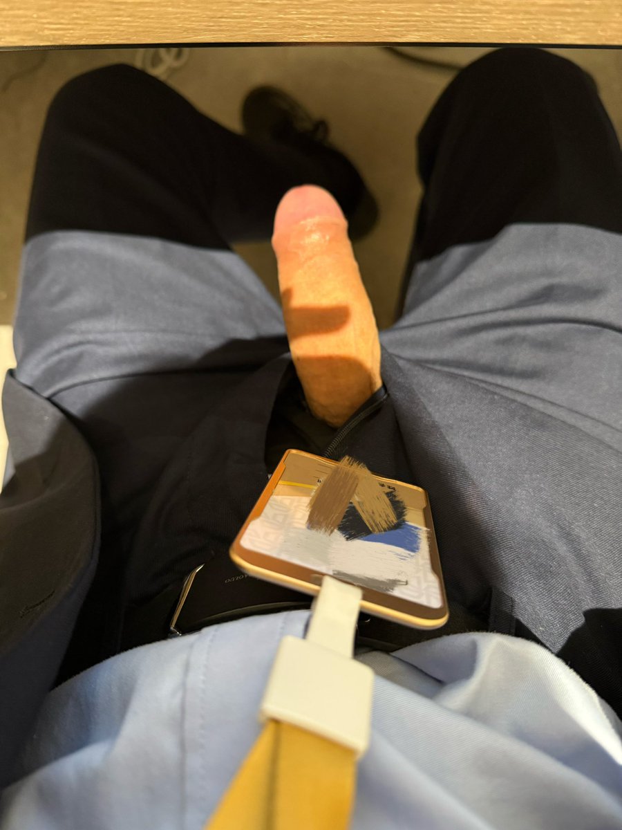 ckyyet's tweet photo. 上班期间摸男同事的头居然给自己鸡巴摸硬了，涨的难受趁他没发现赶紧把鸡巴掏出来透透气
#暴露 #正装 #鸡巴 #1S https://t.co/nT2WJYIJId