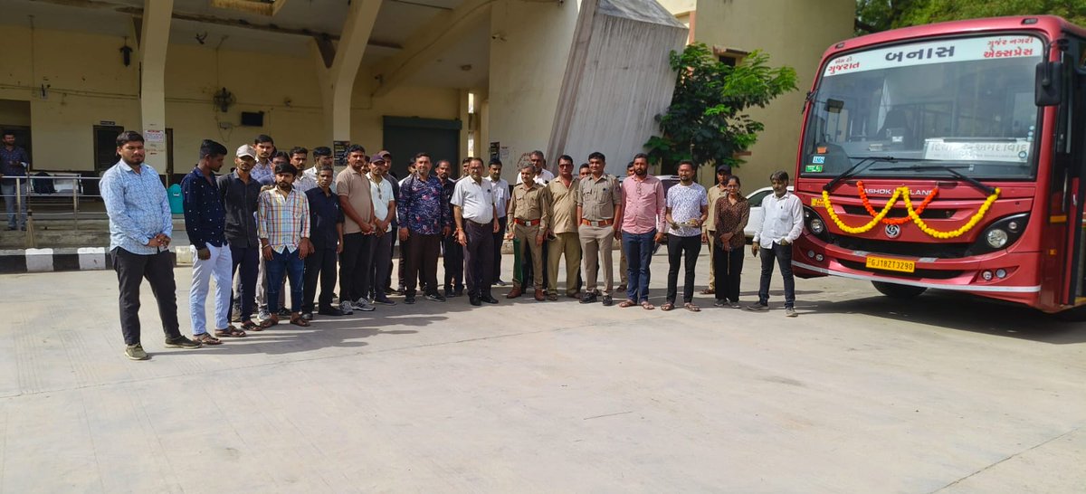 dm_diyodar's tweet photo. આજ રોજ તા-21/03/2026 ના રોજ દિયોદર ના માનનીય ધારાસભ્ય શ્રી કેશાજી ચૌહાણ દિયોદર ડેપો ખાતે નવીન ગુર્જરનગરી વાહનો બાડમેર, ભીનમાલ તેમજ અમદાવાદ રૂટ ઉપર મુસાફર જનતાની સેવામાં લોકાર્પણ કરવામાં આવેલ. જેમાં દિયોદર ડેપો મેનેજર 
 આર એમ મેવાડા સાહેબ તેમજ ડ્રાયવર,કંડકટર, મિકેનિક, હાજર રહેલ https://t.co/0KulxfWo4X
