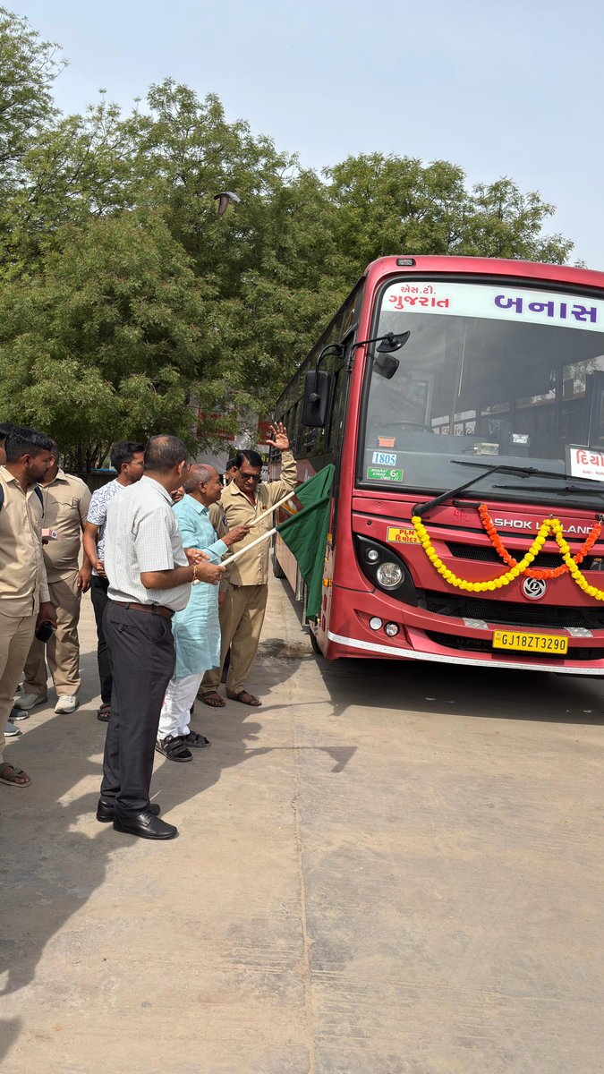 dm_diyodar's tweet photo. આજ રોજ તા-21/03/2026 ના રોજ દિયોદર ના માનનીય ધારાસભ્ય શ્રી કેશાજી ચૌહાણ દિયોદર ડેપો ખાતે નવીન ગુર્જરનગરી વાહનો બાડમેર, ભીનમાલ તેમજ અમદાવાદ રૂટ ઉપર મુસાફર જનતાની સેવામાં લોકાર્પણ કરવામાં આવેલ. જેમાં દિયોદર ડેપો મેનેજર 
 આર એમ મેવાડા સાહેબ તેમજ ડ્રાયવર,કંડકટર, મિકેનિક, હાજર રહેલ https://t.co/0KulxfWo4X