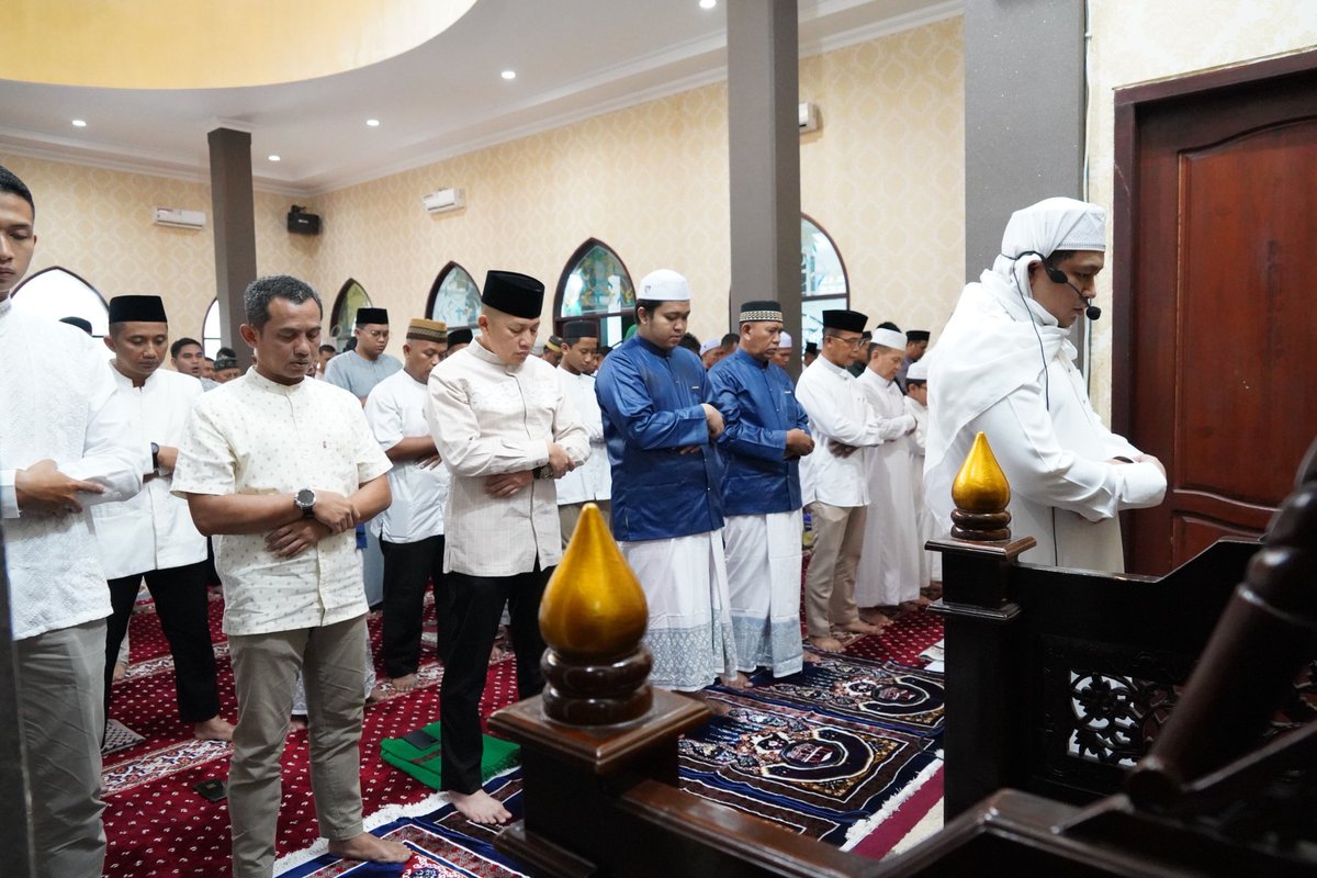 korem101's tweet photo. Korem 101/Ant Gelar Sholat Idulfitri 1447 H Sekaligus Halal Bihalal 

BANJARMASIN -  Komando Resor Militer (Korem) 101/Antasari menggelar Sholat Idulfitri 1447 H/2026 M, bertempat di Masjid Miftahul Jannah Korem 101/Ant, Jl. Jend. Sudirman Banjarmasin, Sabtu, (21/3/26). https://t.co/XX7svsy8Km