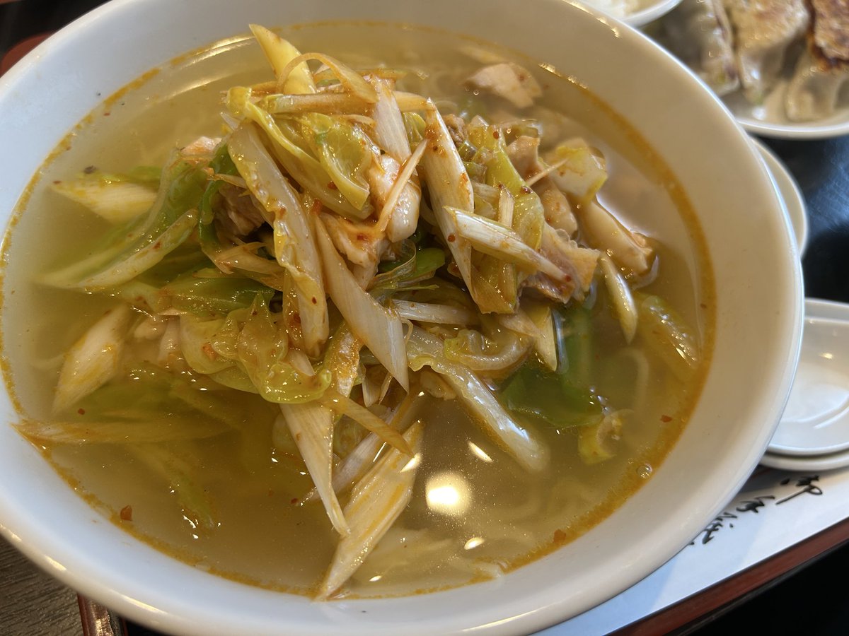Chan_Sakehiro's tweet photo. お昼ご飯はいつもの中華屋さんです😊
蒸し鶏と春キャベツ、ネギのピリ辛ラーメンと餃子➕小さなライスです☺️
ピリ辛の塩味であっさりしていて、キャベツの甘みも加わり、優しい味の美味しいラーメンです！！
春キャベツが甘いですね〜♪
＃町中華 https://t.co/WhAXL5NmQR