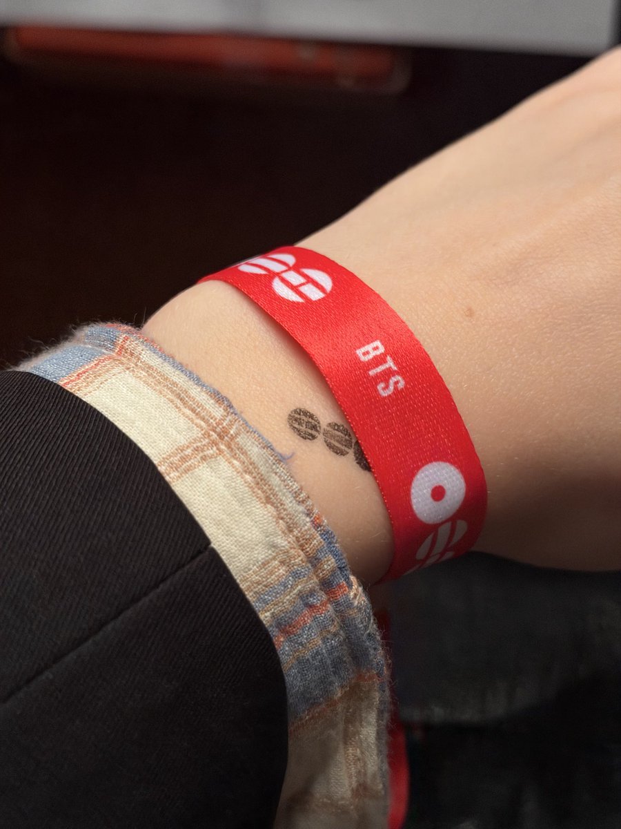 팔찌 받았다! ❤️

#BTS #방탄소년단 #BTS_ARIRANG 
#BTS_SWIM #KEEPSWIMMING