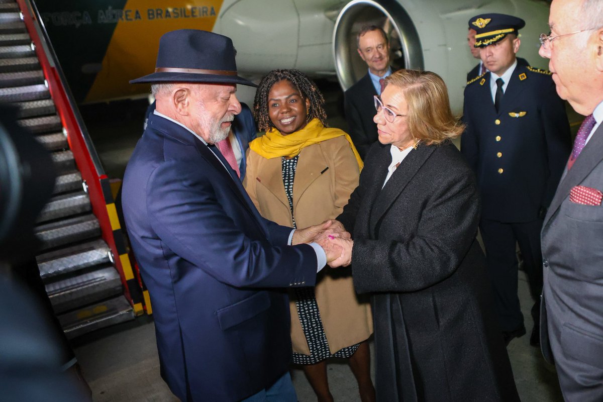 CancilleriaCol's tweet image. #AEstaHora | La Vicepresidenta @FranciaMarquezM y la Canciller @ryvillavicencio reciben en Colombia al Presidente de Brasil, @LulaOficial 🇧🇷, quien llega al país para participar en la X Cumbre de Jefas y Jefes de Estado y de Gobierno de la CELAC. 

#ColombiaEsCELAC