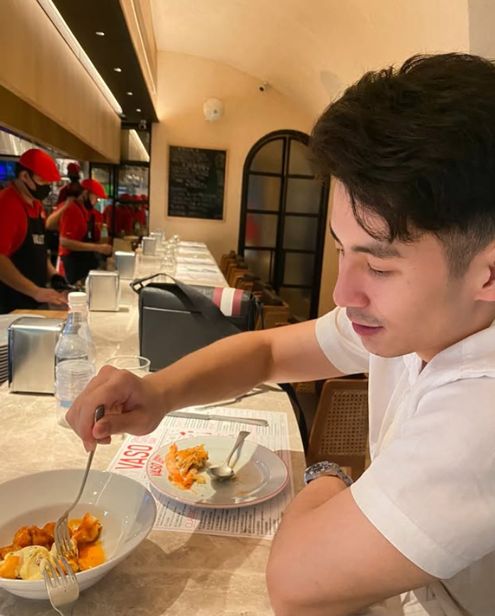 detective tweet media