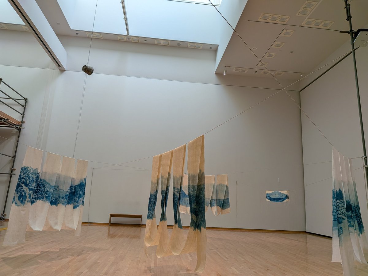 湿地@東京都現代美術館
TCAA受賞記念展。2人の作家のコラボレーション。会場案内の紙のつくりに興奮。呉夏枝の作品はカラーで記載されており、一見すると梅田哲也の作品は見当たらない。光に透かして見ると浮かび上がってくる。美術館の中にいるのに、外に出て散策している気分になり気持ちよかった。