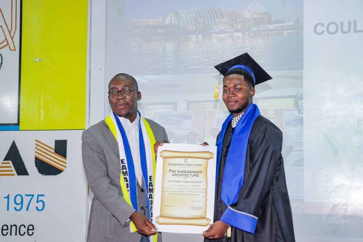 Prom_Ivoire's tweet photo. 🔥🇨🇮👨🏾‍💼📐 En juillet 2025, Chigata Coulibaly, étudiant en architecture à l'EAMAU (L'École Africaine des Métiers de l'Architecture et de l'Urbanisme) de Lomé 🇹🇬 (Togo), présentait son mémoire de fin d'études avec une œuvre profondément ancrée dans la tradition 

Son projet ? Un pôle d'échange intermodal à Abidjan, entièrement inspiré du Djidji Ayokwe — le tambour sacré du peuple Atchan (Ebrié), volé en 1916 par l'armée coloniale française et dont la restitution a été officiellement actée par son retour en terre ivoirienne, le lundi 16 mars 2026

🎖️Âgé de 23 ans, son travail lui valu deux distinctions institutionnelles au sein de son école :
- MEILLEUR ÉLÈVE de promotion
- PRIX DE L'INNOVATION ARCHITECTURALE 

📍En s'appuyant sur les motifs et valeurs du Djidji Ayokwe — notamment la panthère, symbole de force et d'autorité — il a imaginé un véritable "tambour urbain" : un carrefour où se croisent mobilité terrestre et lagunaire, mémoire et modernité, tradition et avenir

📍✈️🇫🇷 Chigata est actuellement en France où il suit désormais une formation pour un diplôme de spécialisation et d’approfondissement en projet urbain à l’Ecole Nationale Supérieure d’Architecture de Paris Belleville
📝: Edith Brou