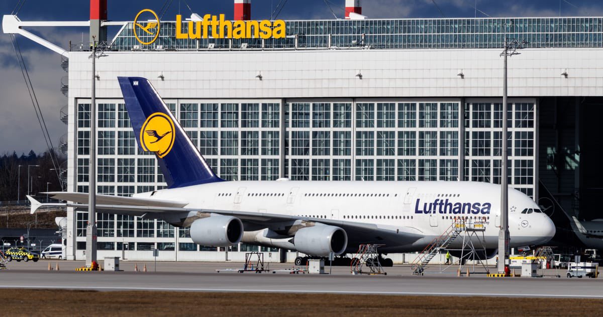 رئيس طيران لوفتهانزا يقول الوضع الحالي في الشرق الأوسط "نداء للإستيقاظ" لشركات الطيران الاوروبيه ✈️

"لازم نعيد ربط أوروبا بوجهات اكثر. كنا نربط أوروبا بوجهات عديدة في وسط اسيا. حاليا لدينا وجهتين فقط"

"الأوروبين يروحو لهذه الوجهات مع شركات طيران غير اوروبيه"

شايفينها فرصه ✈️