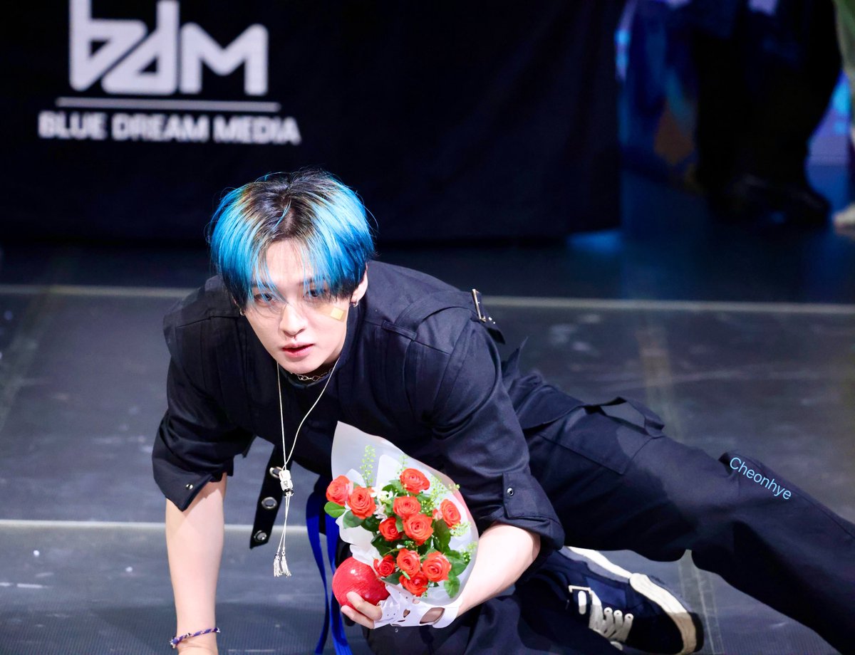 Only_Changbin's tweet photo. 진짜 아껴던 시진인데~~ ㅋㅋㅋ 
오늘 풀리기😍😍
🍎노노가 미인이네🌹

#Leeknow #리노 #스트레이키즈 #StrayKids https://t.co/hfp5VGCfmt