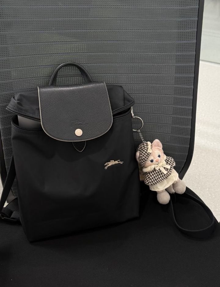 bolkamm's tweet photo. 롱샴 평소에 아무 생각 없었는데 나 이 글 보자마자 롱샴 백팩과 사랑에 빠짐...

생각보다 가격도 괜찮고 컬러 배합도 커여워
이렇게 귀여운 키링 달아서 올 여름에 야무지게 메고 다니고 싶다...☀️ https://t.co/1811tVZ2oj