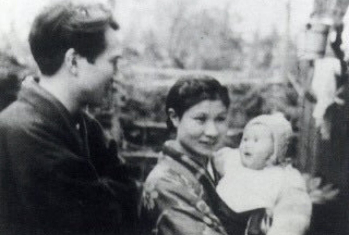 Some photos of Dazai with his children.