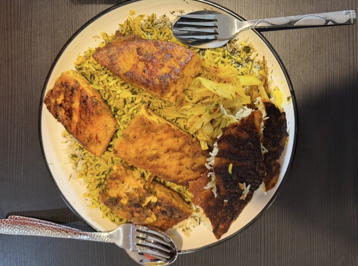 متاسفانه امسال هفت‌سین نداشتم ولی خودمو به سبزی پلو با ماهی رسوندم :) 
جاتون خالی ماشالا واقعا تر هر انگشت خانومی یه هنر میریزه💅🏻