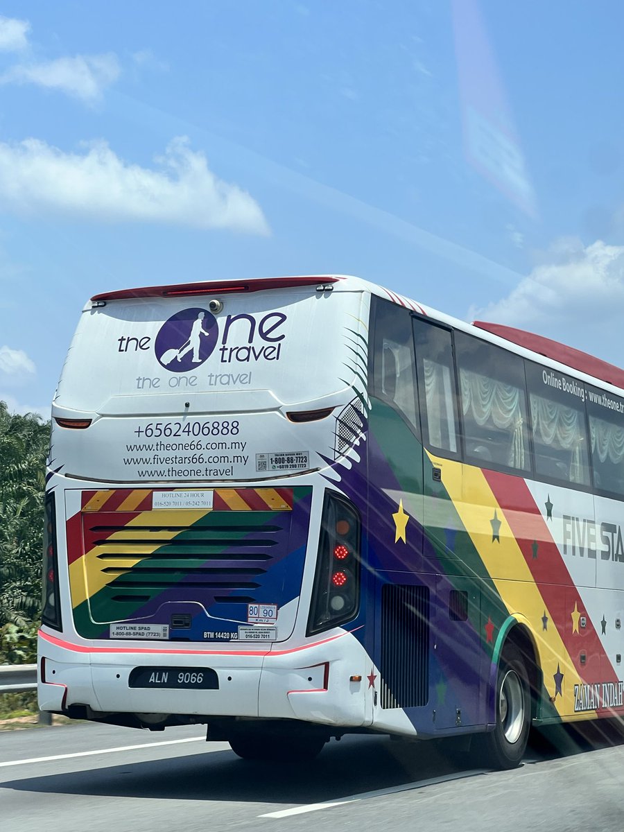 JoseJr01's tweet photo. 🚨🚨ALN9066. Here’s a driver that not drives recklessly. He’s tailgating, switching lanes as he wishes, no indication, all while being on the phone.

@APADchannel @anthonyloke @JPJ_Malaysia 

#panducermat https://t.co/hXV77P7MXh
