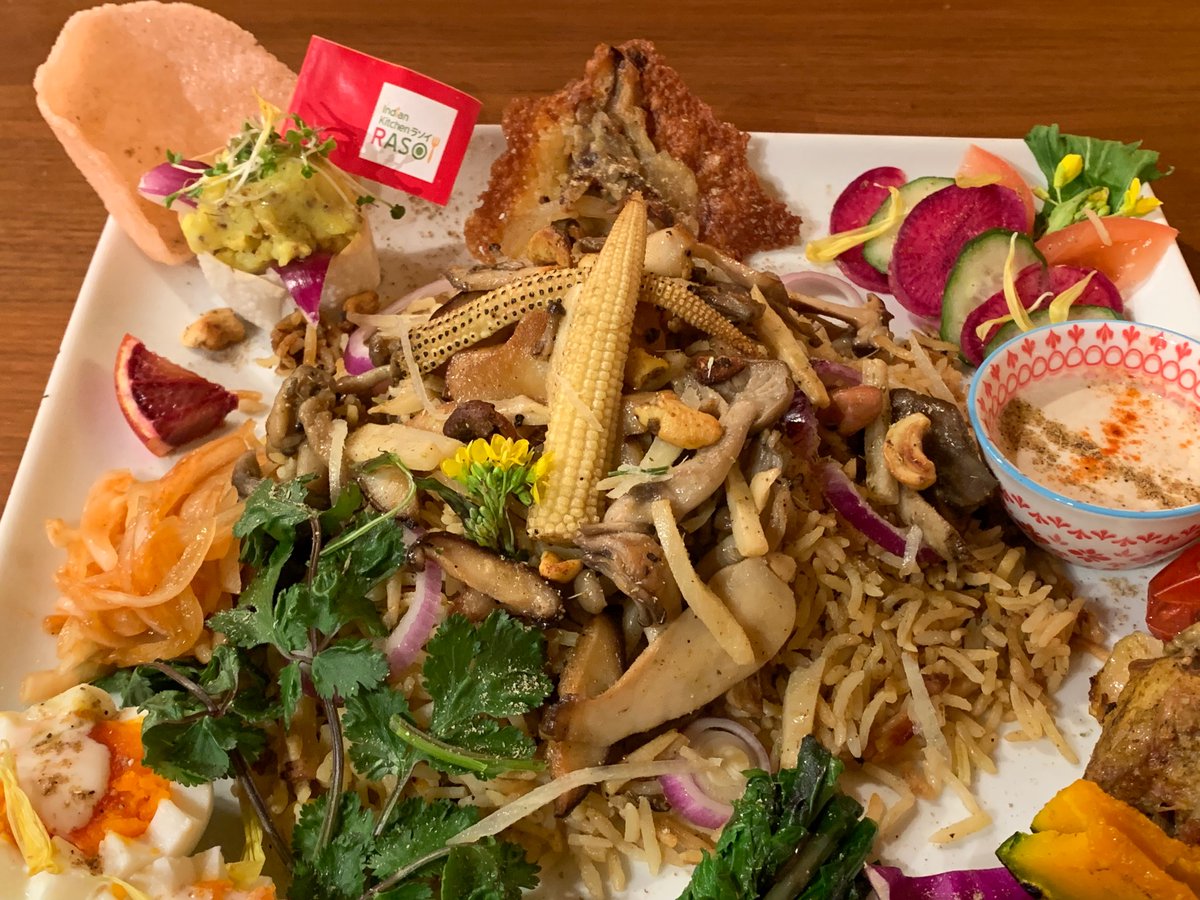 4_vtan's tweet photo. お昼です🕛 #rasoi さんにて茸とチキンキーマのダムビリヤニを
きのこ🍄にタンドリー🔥まで乗った盛り沢山❗️🌋作り方を変えてみたというバスマティライス🌾はふっくら感があり和風な具材との相性もぴったりでした🙌菜の花トッピングで春らしいひと皿に🎶
ご馳走様でした🙏 https://t.co/0fHSkv98vo