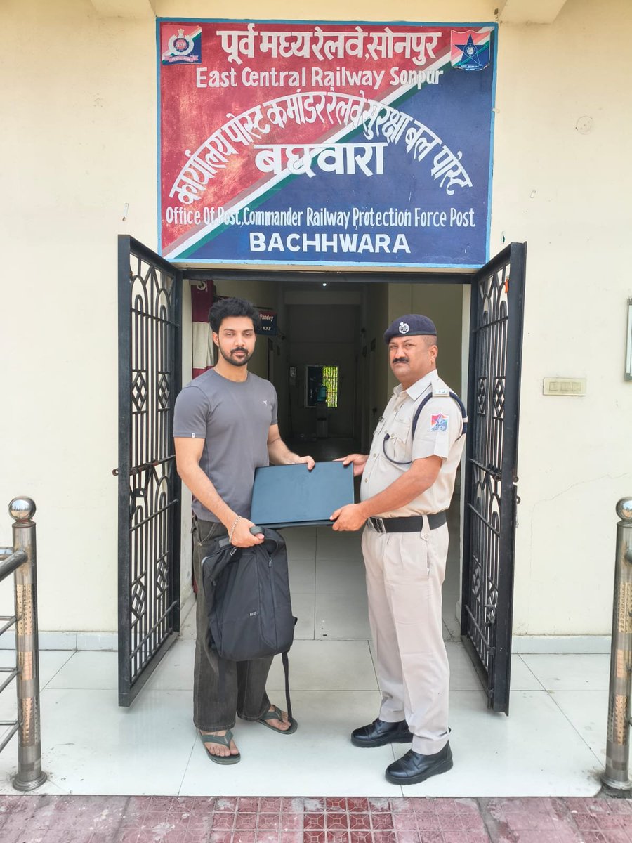 Rpfecrsee1's tweet photo. रेसुबल० बछबारा द्वारा #ऑपरेशन_अमानत के तहत गाड़ी संख्या -15204 (लखनऊ बरौनी एक्सप्रेस) में छूटे यात्री के सामान लेपटॉप, चार्जर, इत्यादि) कुल कीमत 120000/-  (एक लाख बीस हजार रुपया )  को उसके परिजन को सुपुर्द किया गया| @RPF_INDIA @rpfecr https://t.co/lR06ae4rIa