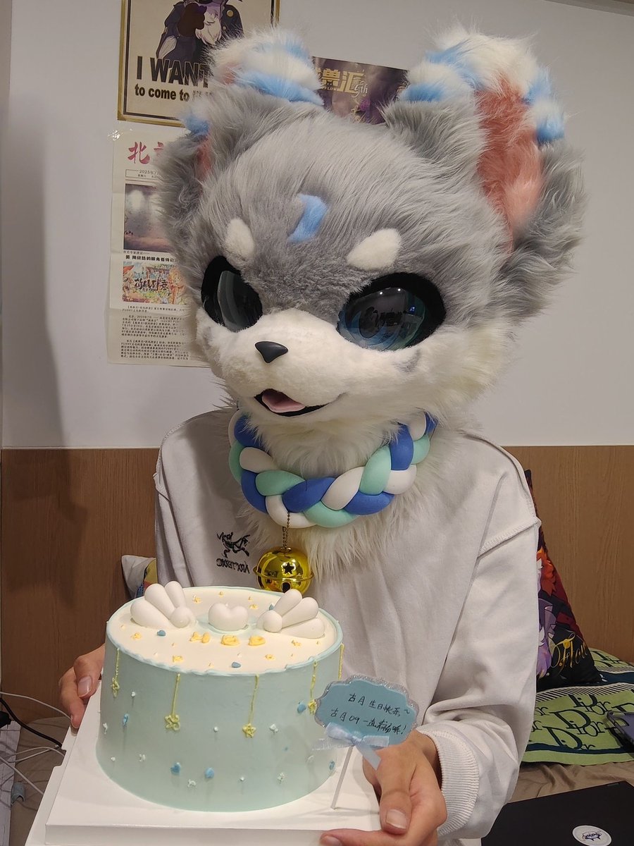 ancientmoonAM's tweet photo. 昨天生日忘了发人五
对了吃不吃手打奶油鸡（筋膜枪真好玩） https://t.co/bPVEcbYAb7
