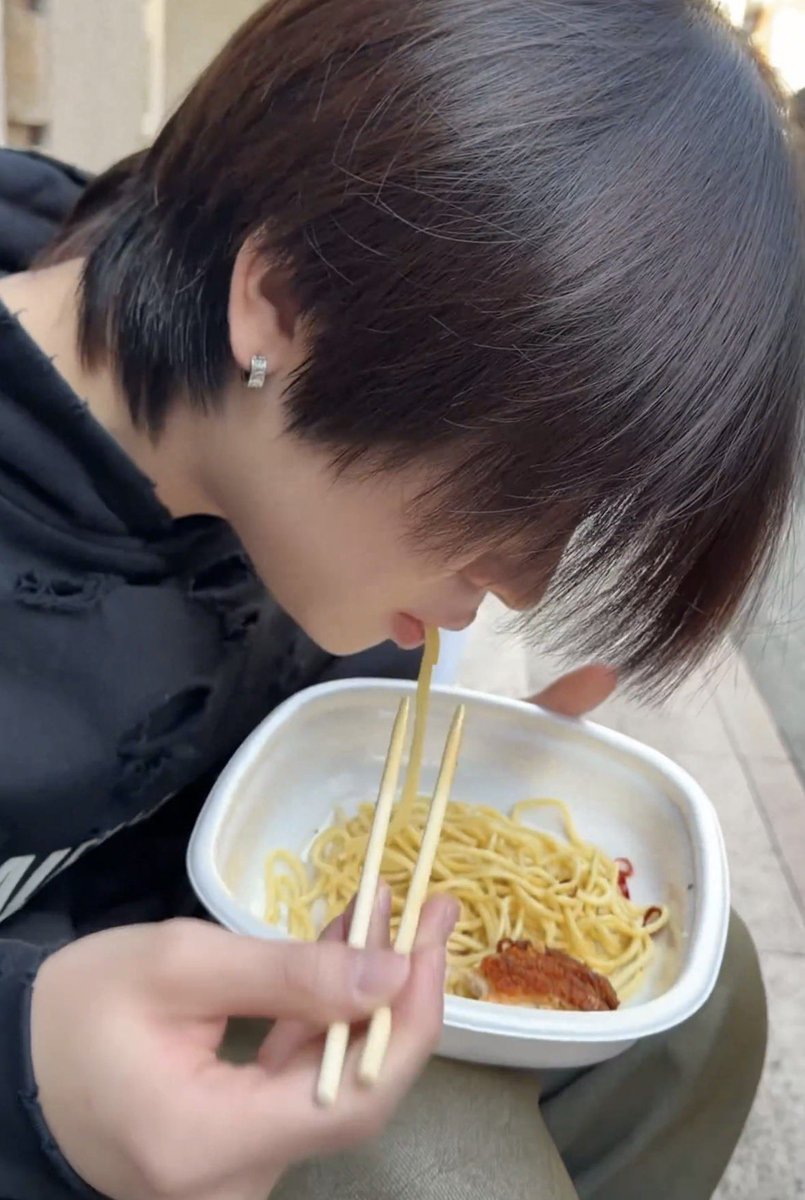 มานรอแฟนช้อปปิ้งเป็นชั่วโมงไม่ไหว หนีไปกินเนื้อ ปล่อยแฟนกินข้าวกล่องข้างทาง 555555