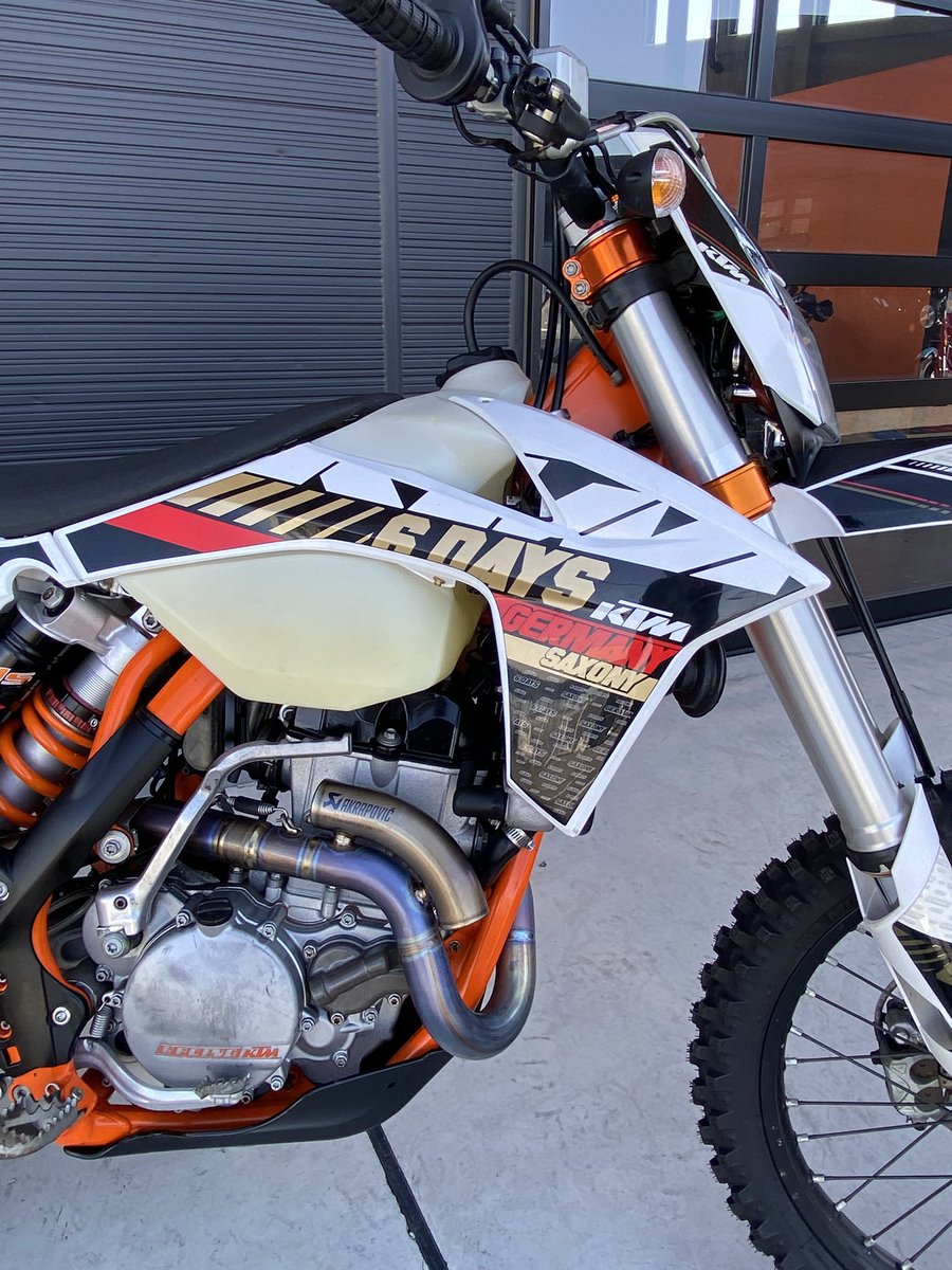 KTMGUNMA's tweet photo. 久しぶりにEXCFの中古車が入荷いたしました！

2013 250EXC-F SIXDAYS
66.4H 2609Km走行
アクラポビッチフルエキゾースト付
ローシート他各部パーツ変更

車両価格59万円(税込)

少し古いですが、まだまだ走れるEXC-Fです！
ナンバー取得可能ですので林道ツーリングにも◎

#KTM
#KTM群馬 
#250EXCF https://t.co/sUdawqM4Xb